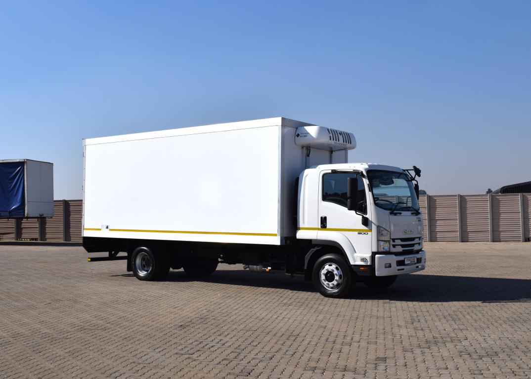 2024 Isuzu FSR 800 AMT REFRIGERATED BODY TRUCK