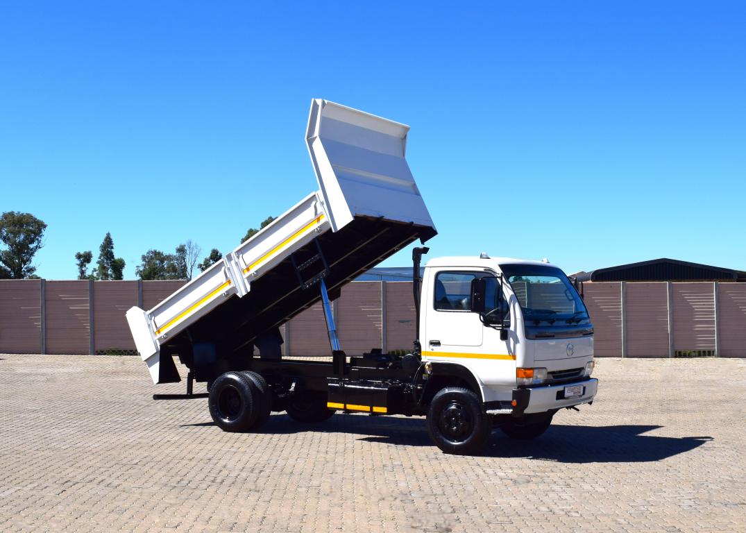 2014 Nissan UD 40 Tipper Truck