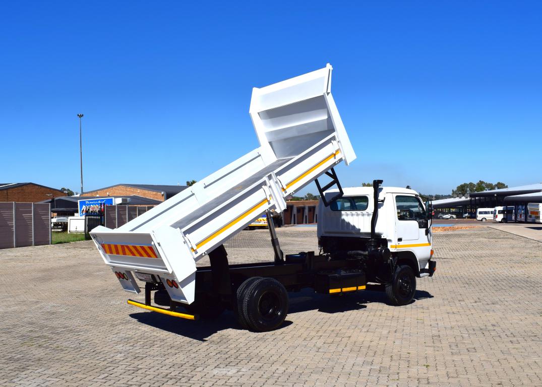 2014 Nissan UD 40 Tipper Truck