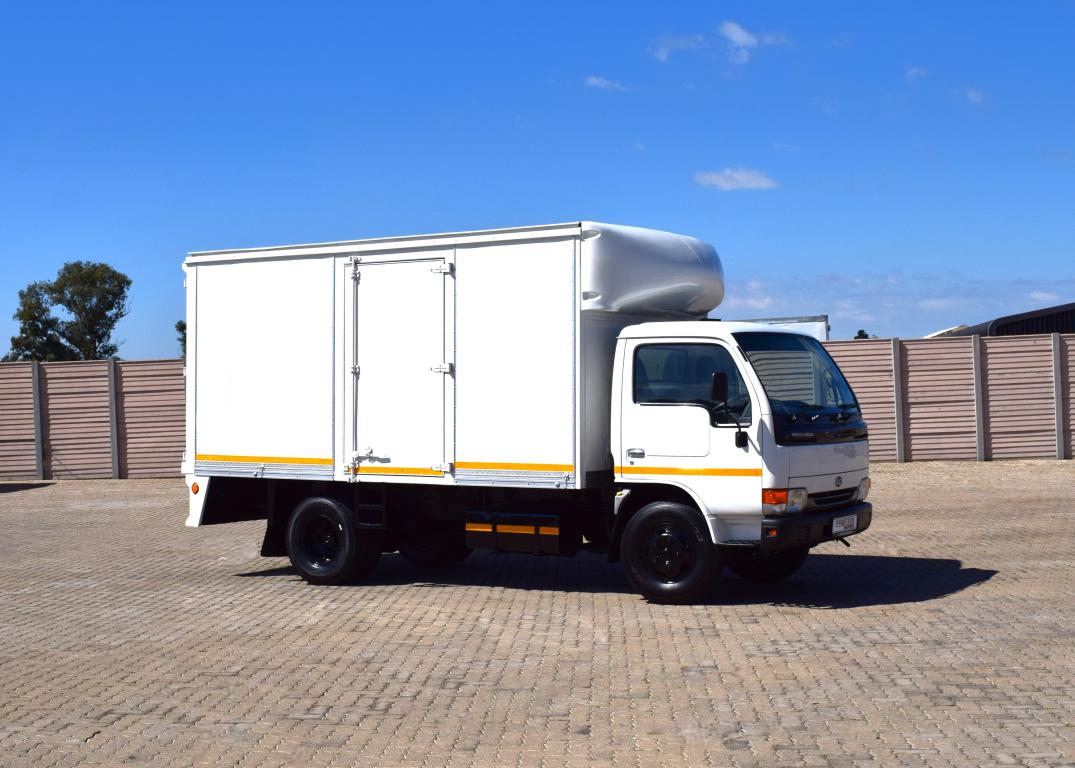 2008 Nissan Cabstar 35 volume body truck