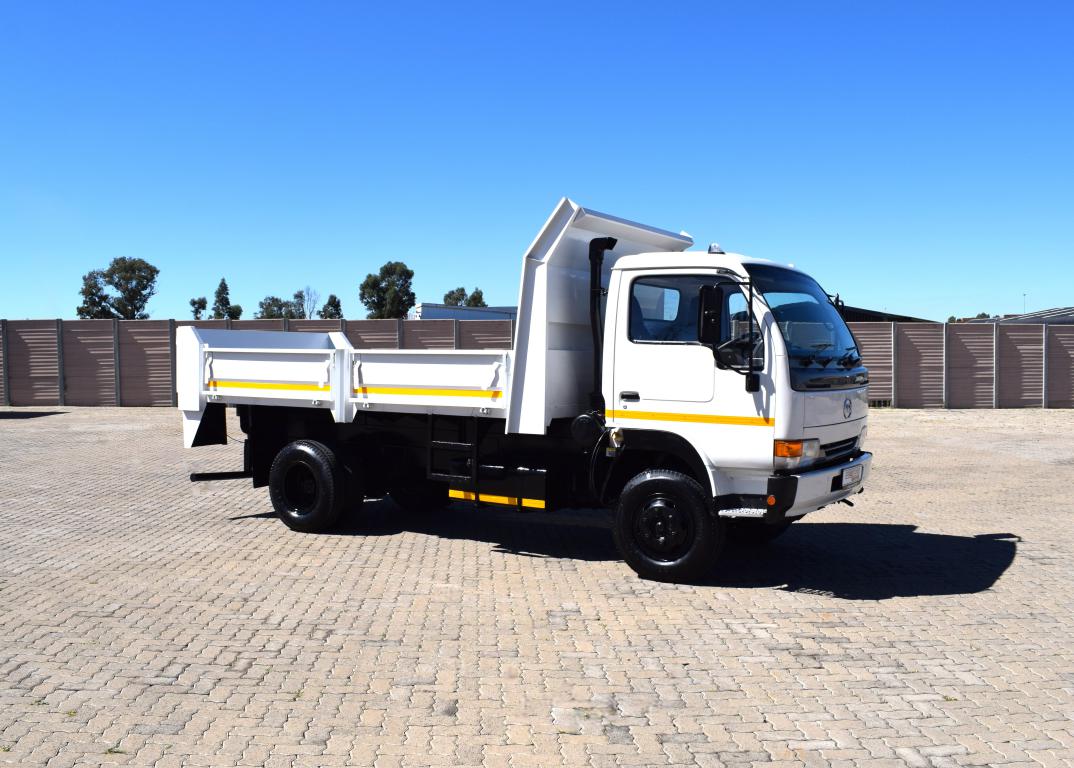 2014 Nissan UD 40 Tipper Truck