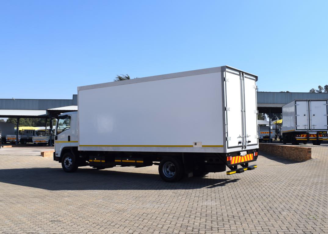 2024 Isuzu FSR 800 AMT REFRIGERATED BODY TRUCK