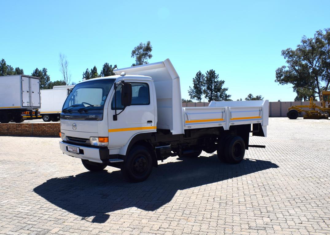 2014 Nissan UD 40 Tipper Truck