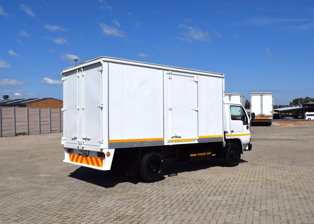 2008 Nissan Cabstar 35 volume body truck