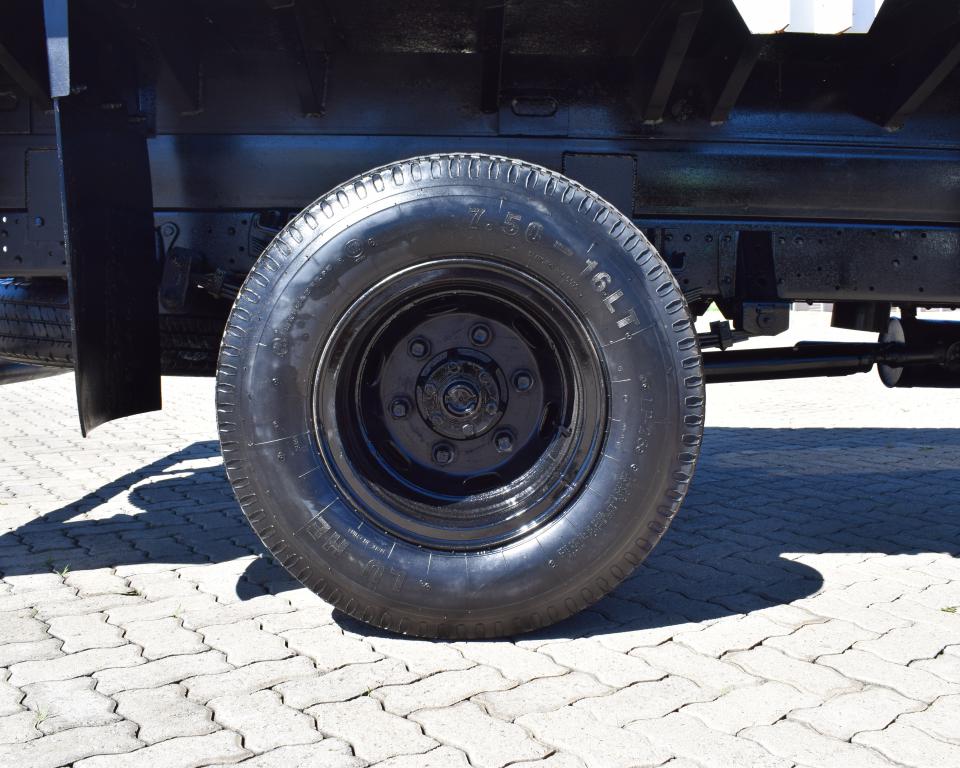 2014 Nissan UD 40 Tipper Truck