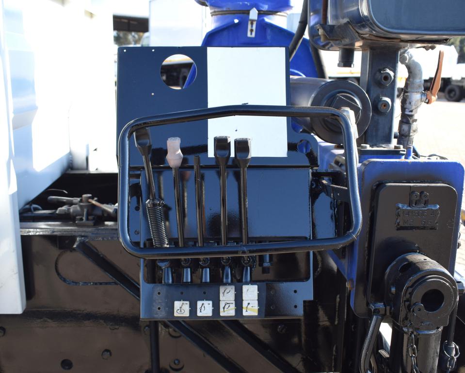 2014 Isuzu NQR 500 DROPSIDE & CRANE TRUCK