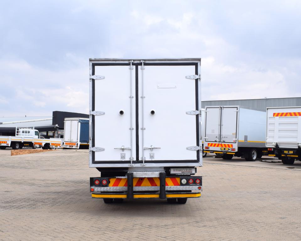 2009 Nissan UD 40 Volume Body Truck