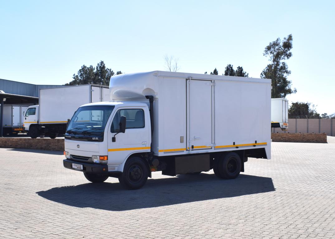 2008 Nissan UD 35 Volume Body Truck