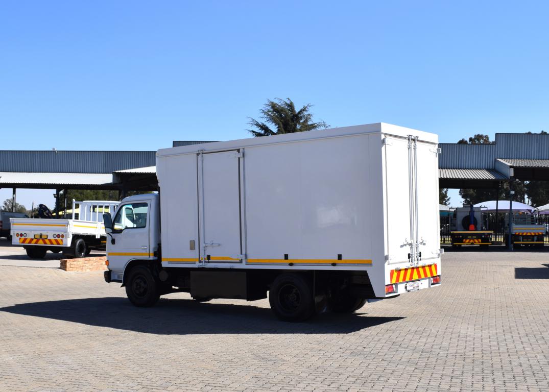 2008 Nissan UD 35 Volume Body Truck