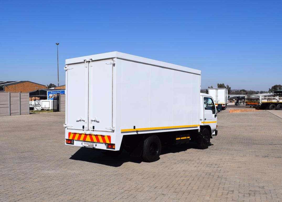 2008 Nissan UD 35 Volume Body Truck