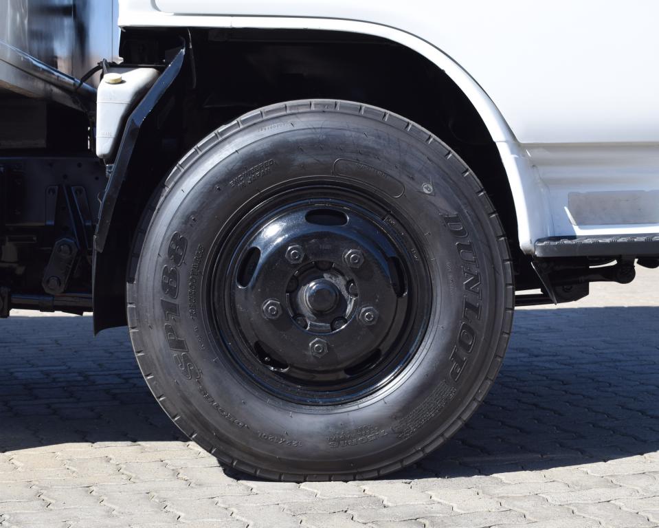 2008 Nissan UD 35 Volume Body Truck