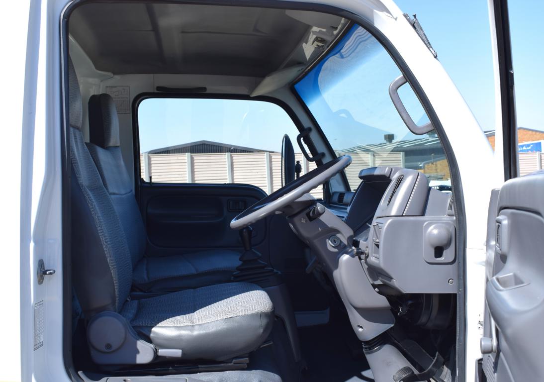 2008 Nissan UD 35 Volume Body Truck