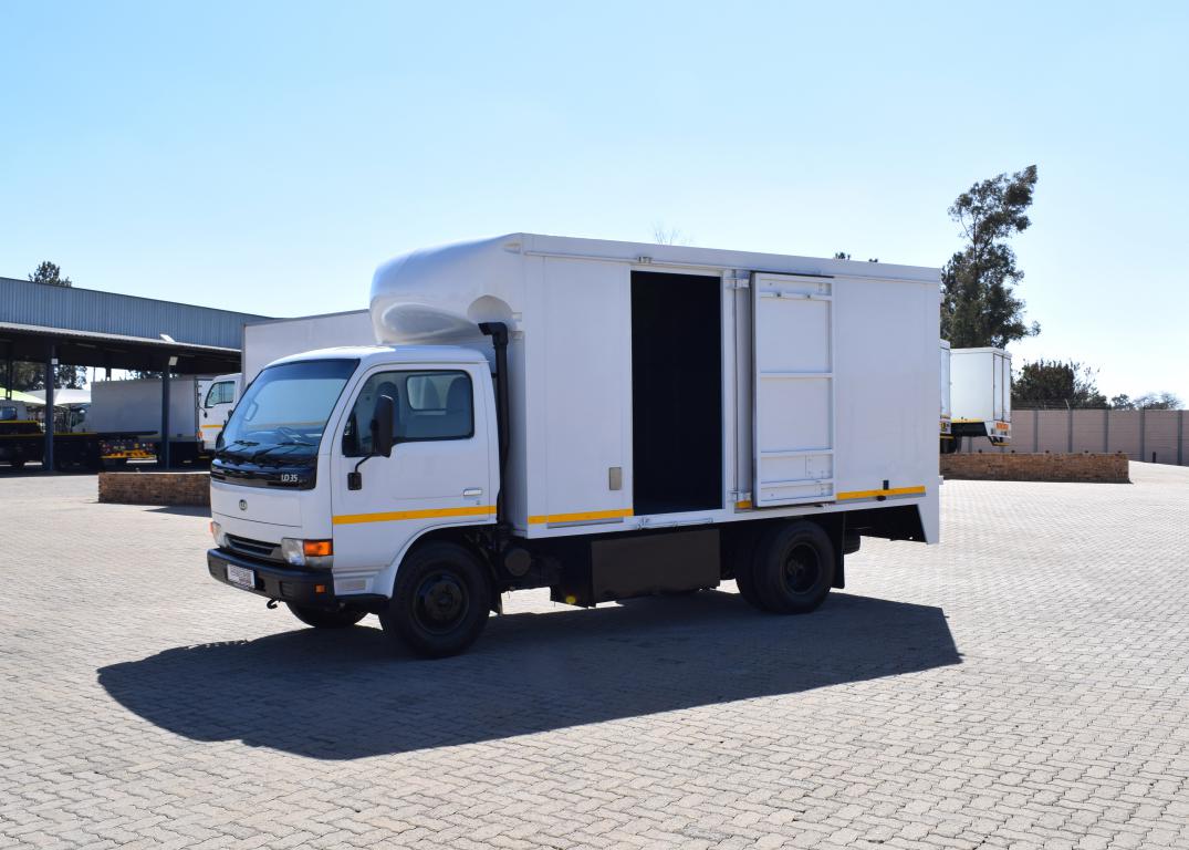 2008 Nissan UD 35 Volume Body Truck