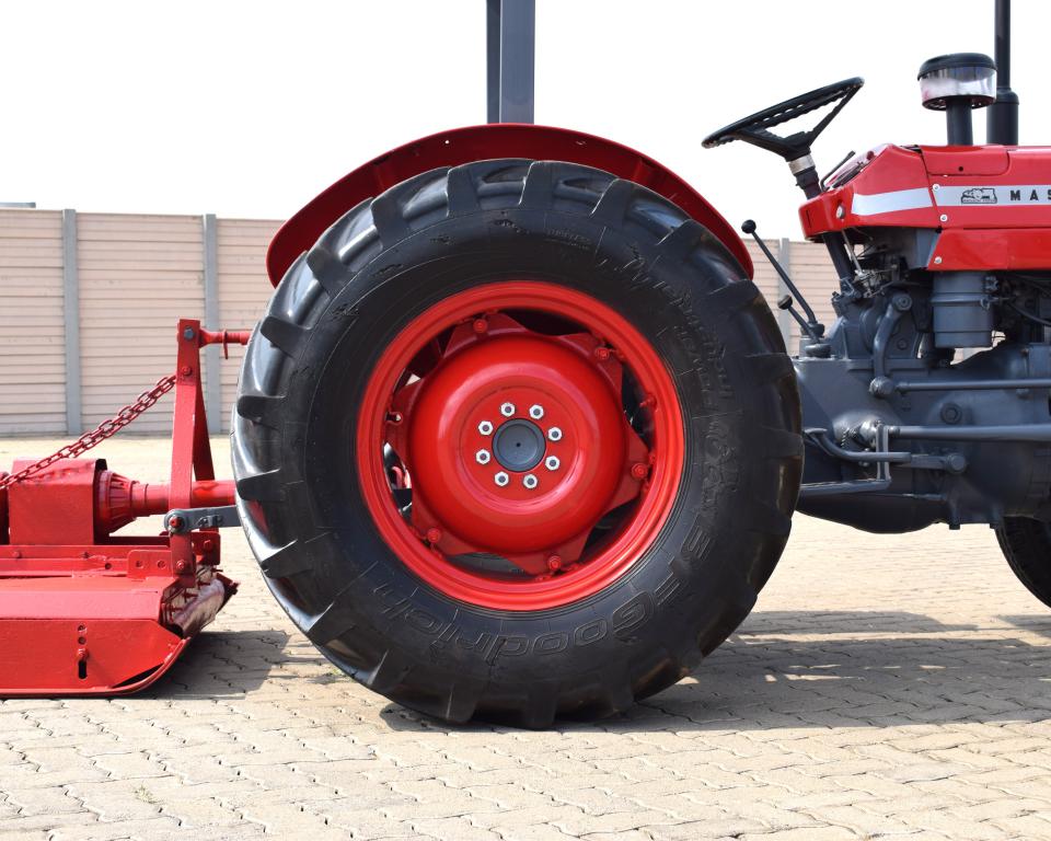 Massey Ferguson 135 TRACTOR & SLASHER