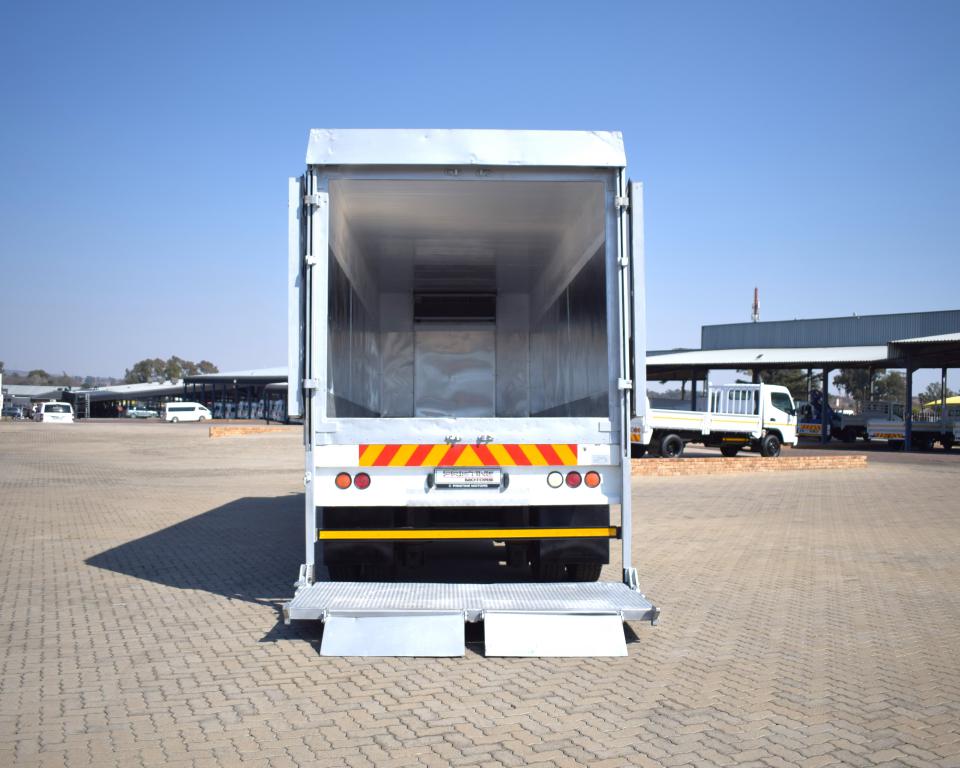 2015 Nissan UD 90 TAG AXLE REFRIGERATED BODY & TAIL LIFT