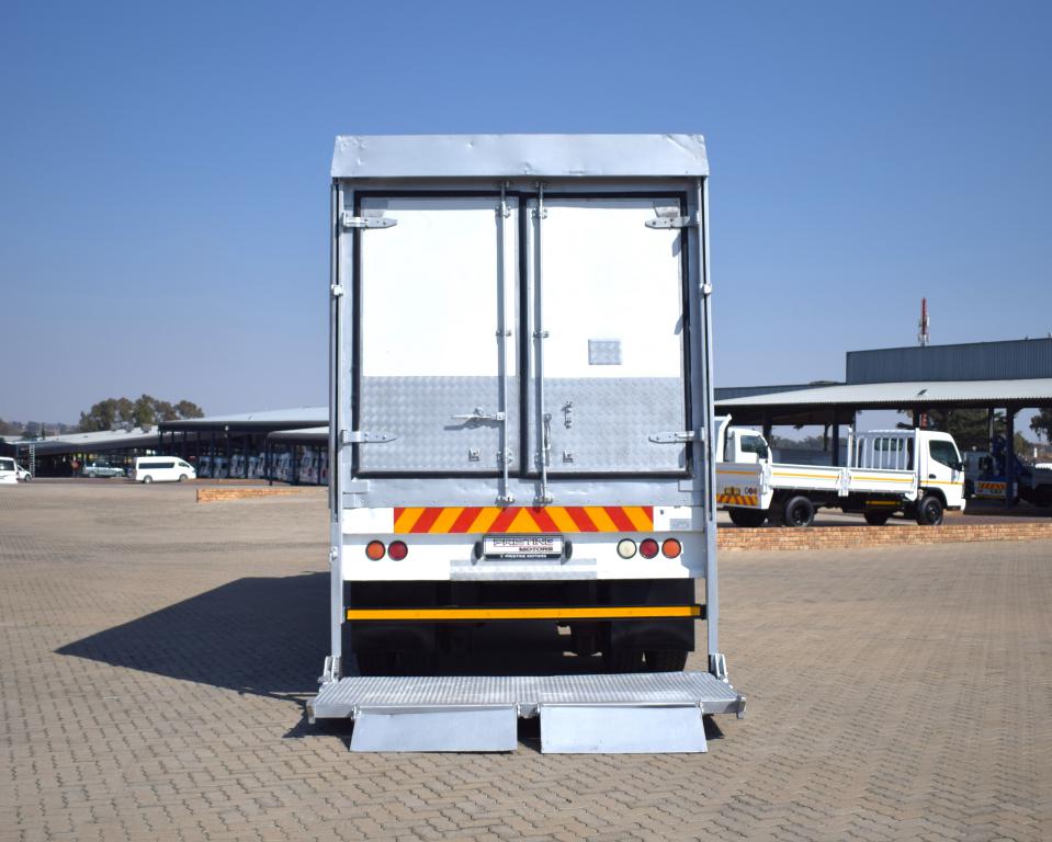2015 Nissan UD 90 TAG AXLE REFRIGERATED BODY & TAIL LIFT