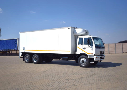2015 Nissan UD 90 TAG AXLE REFRIGERATED BODY & TAIL LIFT