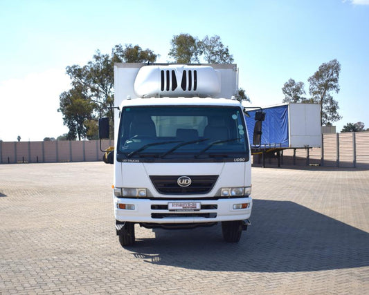 2015 Nissan UD 90 TAG AXLE REFRIGERATED BODY & TAIL LIFT