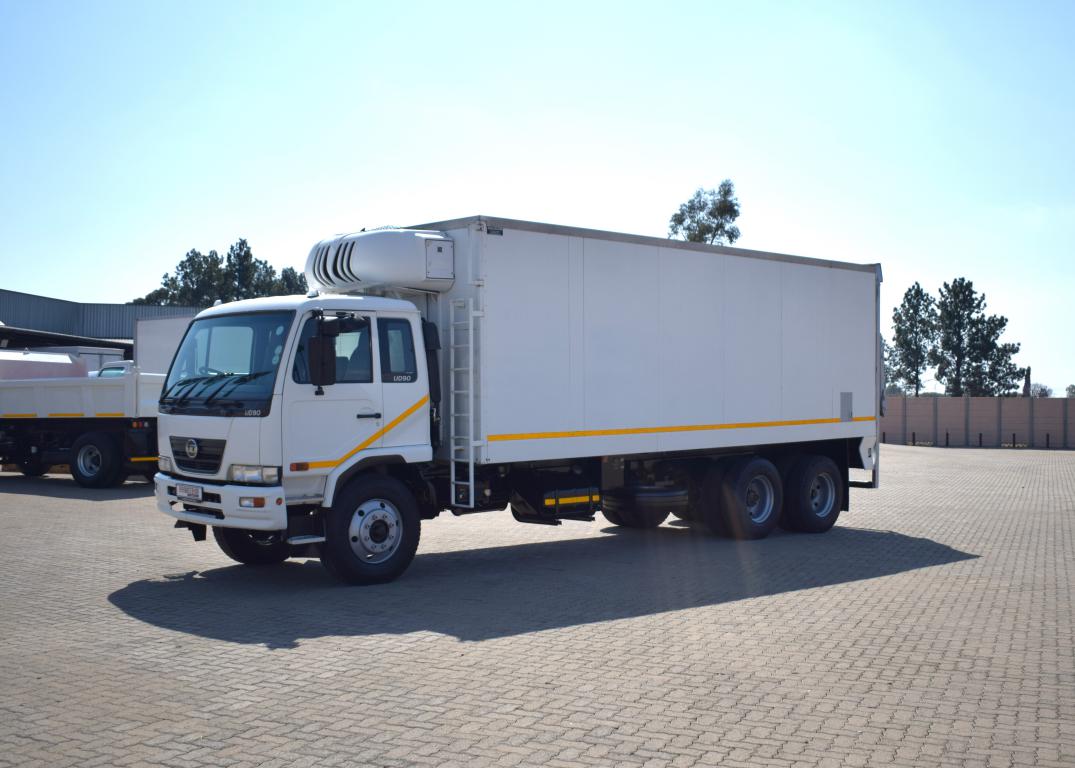 2015 Nissan UD 90 TAG AXLE REFRIGERATED BODY & TAIL LIFT