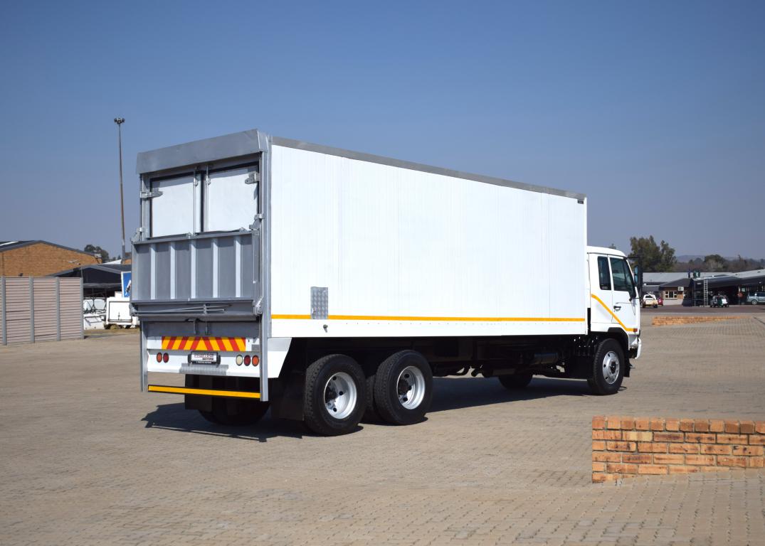 2015 Nissan UD 90 TAG AXLE REFRIGERATED BODY & TAIL LIFT