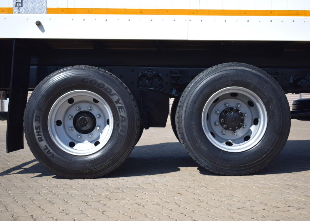 2015 Nissan UD 90 TAG AXLE REFRIGERATED BODY & TAIL LIFT