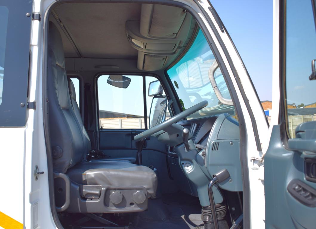 2015 Nissan UD 90 TAG AXLE REFRIGERATED BODY & TAIL LIFT