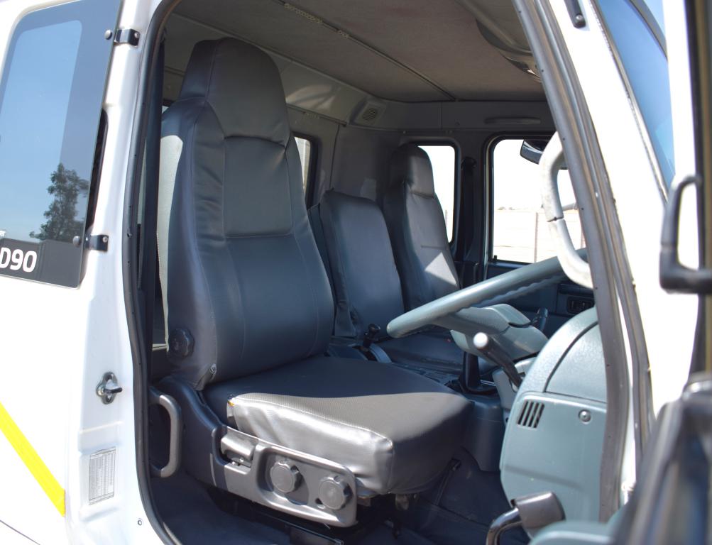 2015 Nissan UD 90 TAG AXLE REFRIGERATED BODY & TAIL LIFT