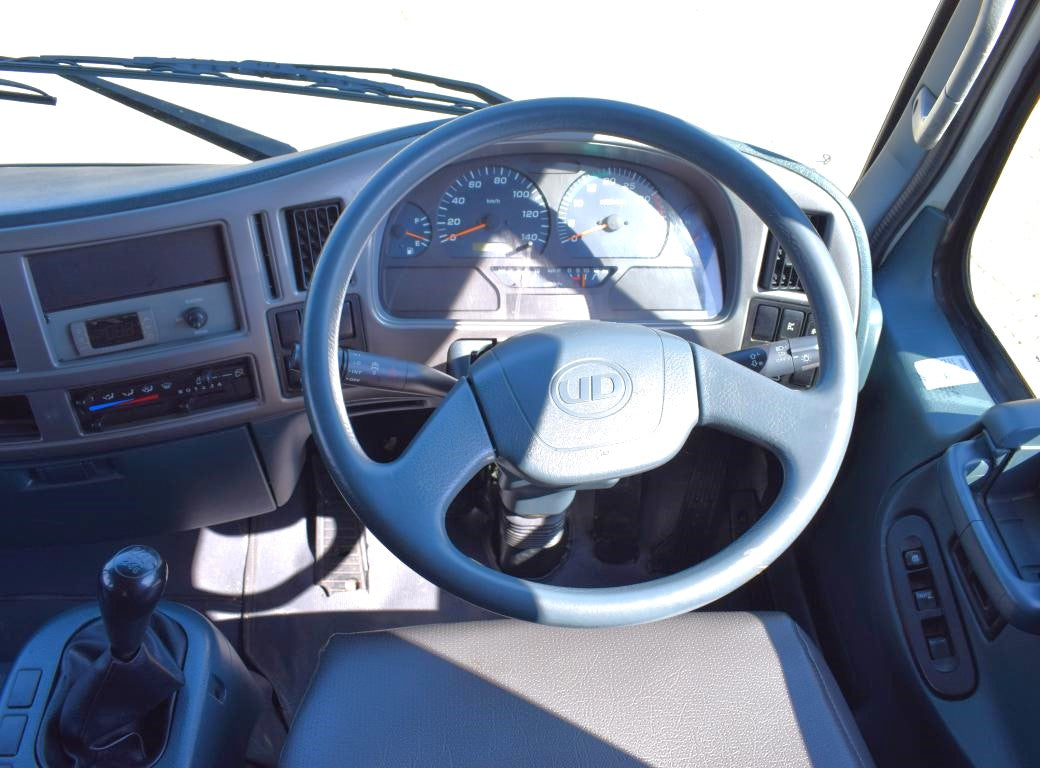 2015 Nissan UD 90 TAG AXLE REFRIGERATED BODY & TAIL LIFT