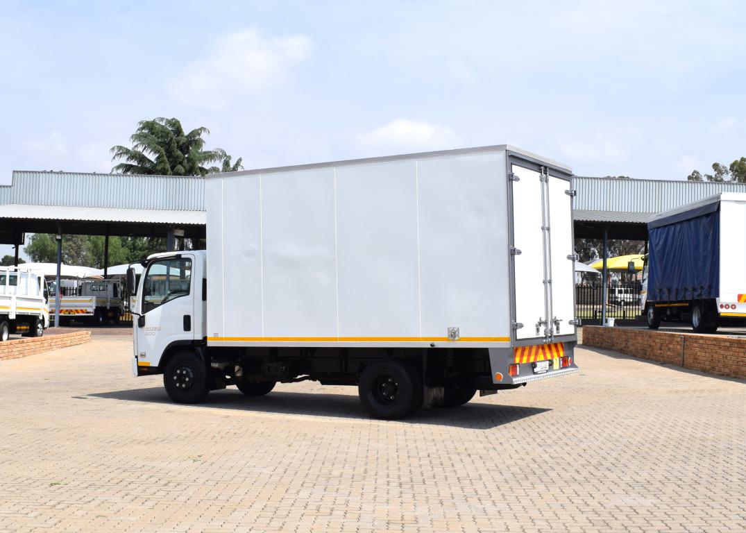 2020 Isuzu NPR 300 VOLUME BODY TRUCK