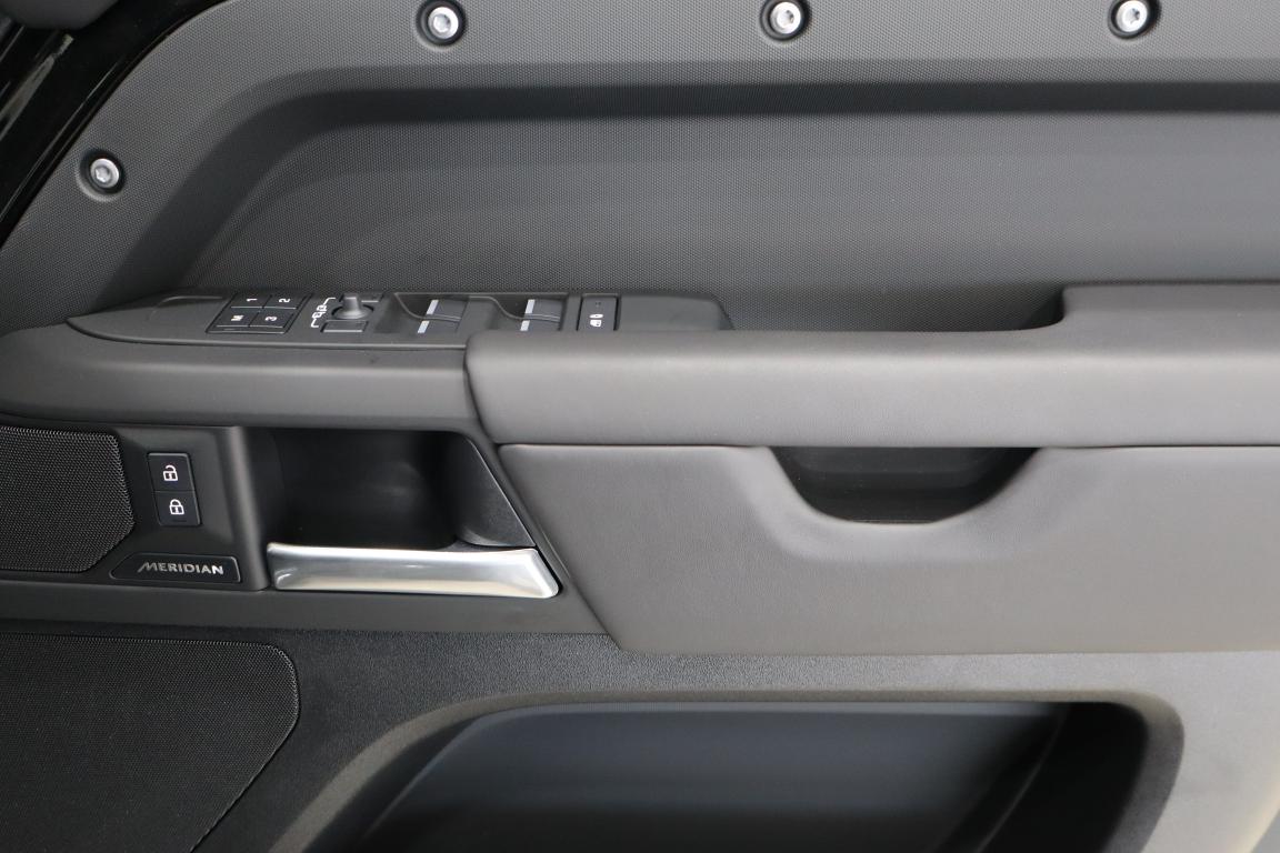 2025 Land Rover Defender 110 D350 X-Dynamic HSE