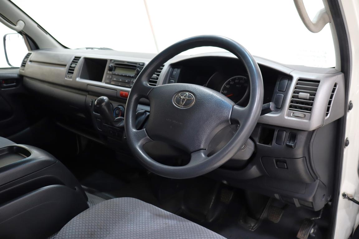 2013 Toyota Quantum 2.7 GL 10-seater bus