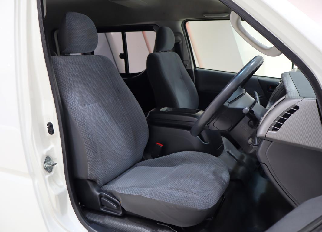 2013 Toyota Quantum 2.7 GL 10-seater bus