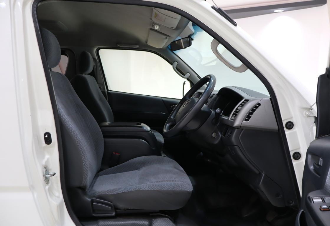 2013 Toyota Quantum 2.7 GL 10-seater bus