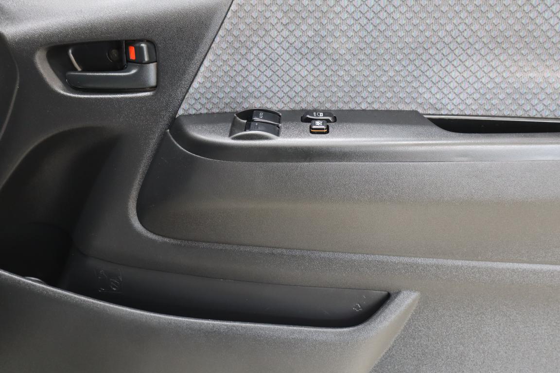 2012 Toyota Quantum 2.7 GL 10-seater bus