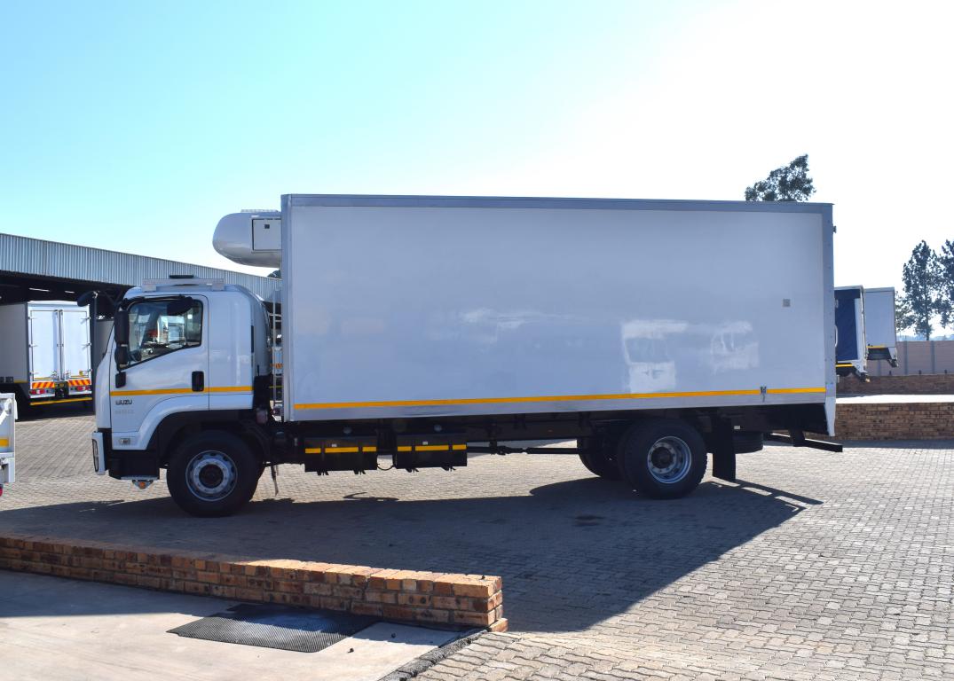 2017 Isuzu FTR 850 Refrigerated Body Truck