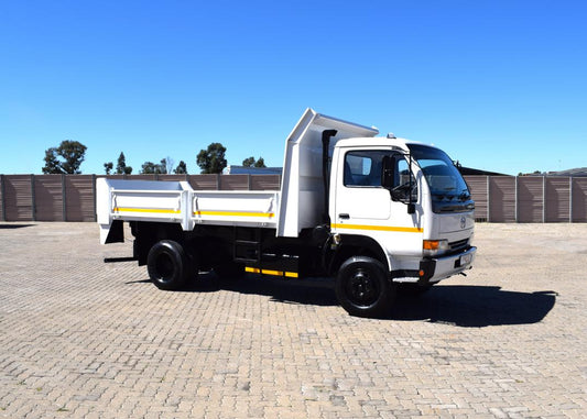 2014 Nissan UD 40 Tipper Truck