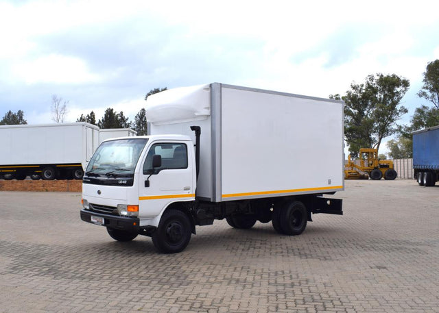 2009 Nissan UD 40 Volume Body Truck