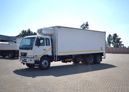 2015 Nissan UD 90 TAG AXLE REFRIGERATED BODY & TAIL LIFT
