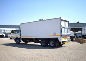 2015 Nissan UD 90 TAG AXLE REFRIGERATED BODY & TAIL LIFT