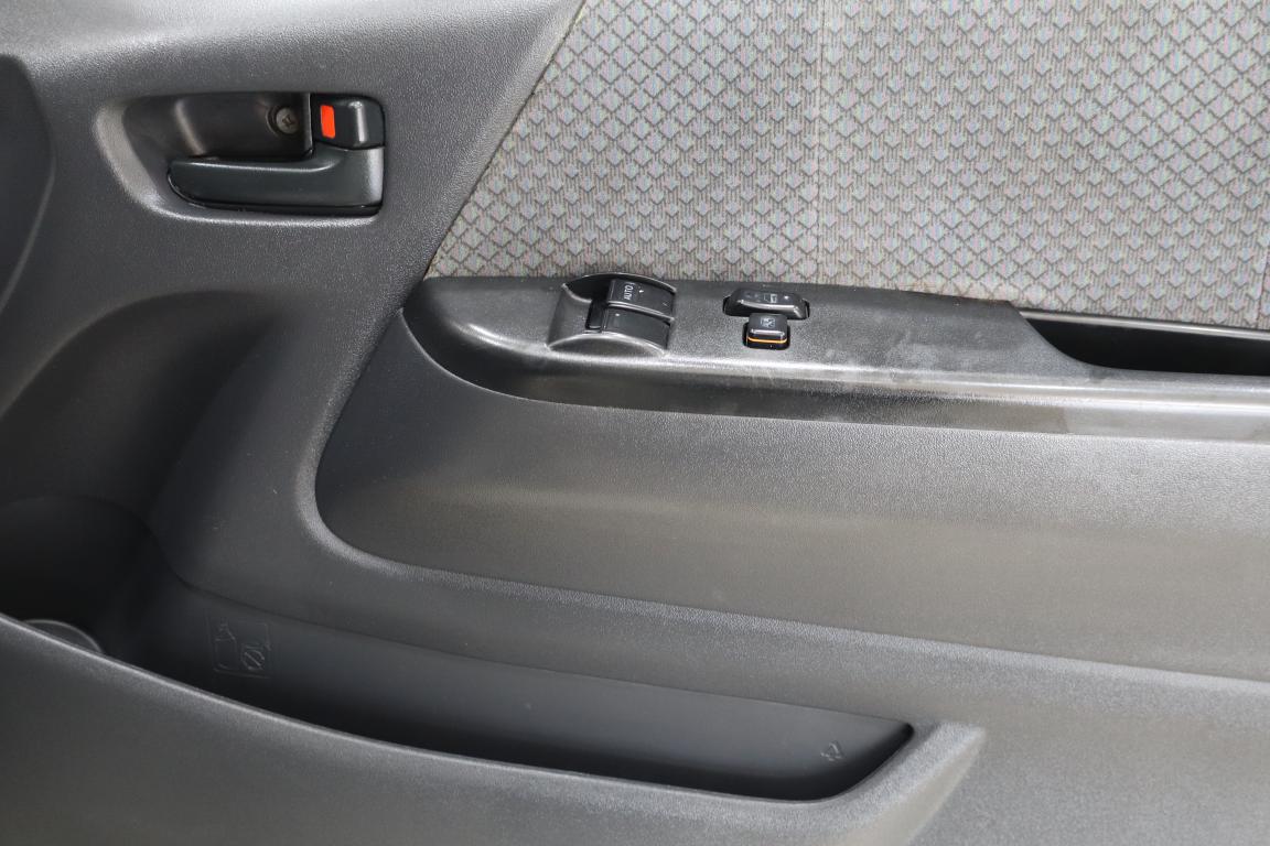 2012 Toyota Quantum 2.7 GL 10-seater bus