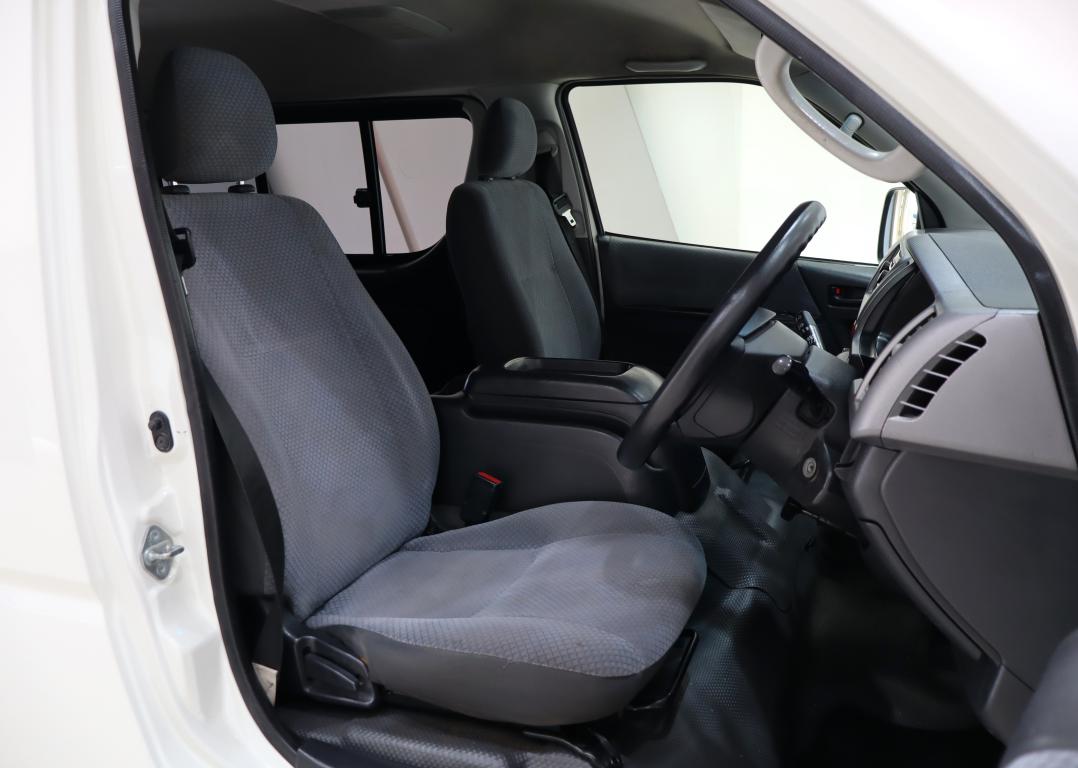 2012 Toyota Quantum 2.7 GL 10-seater bus