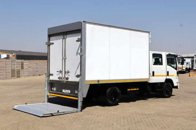 2010 Isuzu NPR 400 AMT VOLUME BODY TRUCK