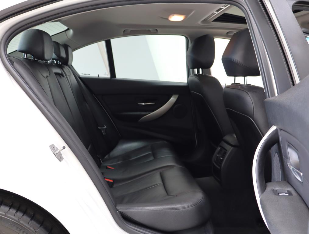 2016 BMW 3 Series 320i auto